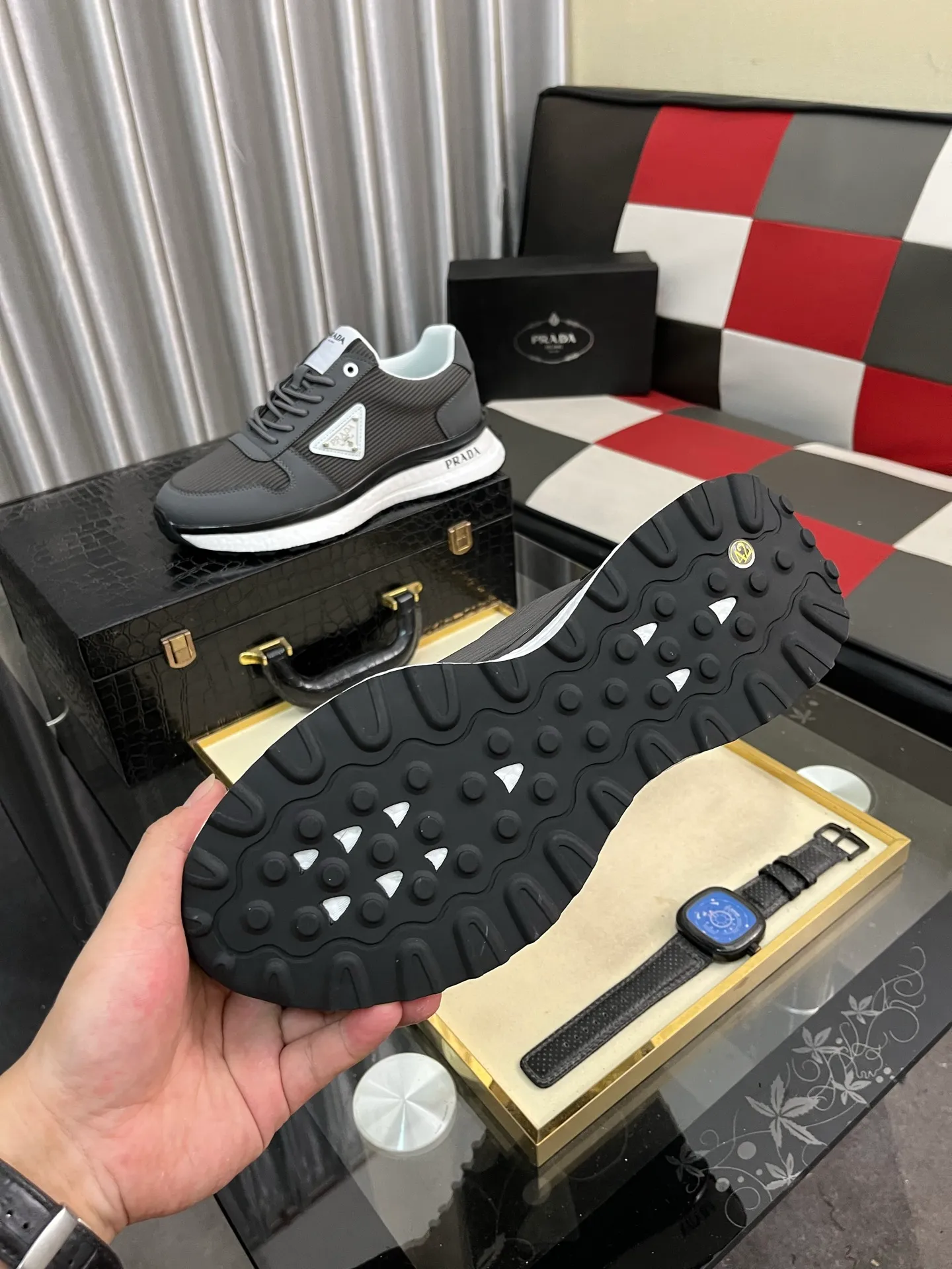Men's Men's Shoes 💰458⌚️⌚️ Prada/Prada Men's new casual shoes, this sports shoe is made of imported calfskin upper with breathable mesh and breathable mesh lining. The foot pads are made of sheepskin, and the outsole is made of non-slip sports exclusive rubber outsole with logo. It feels good on the feet and is a fashionable item! Size: 38-44 4️⃣colors available